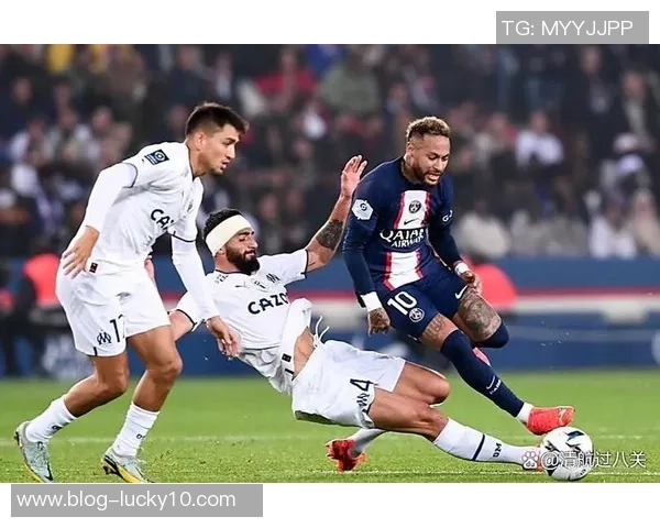 巴黎与拜仁对决主裁判的判罚争议引发热议分析